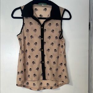 Julie's Closet Tan and Black Sleeveless Button Down Blouse
